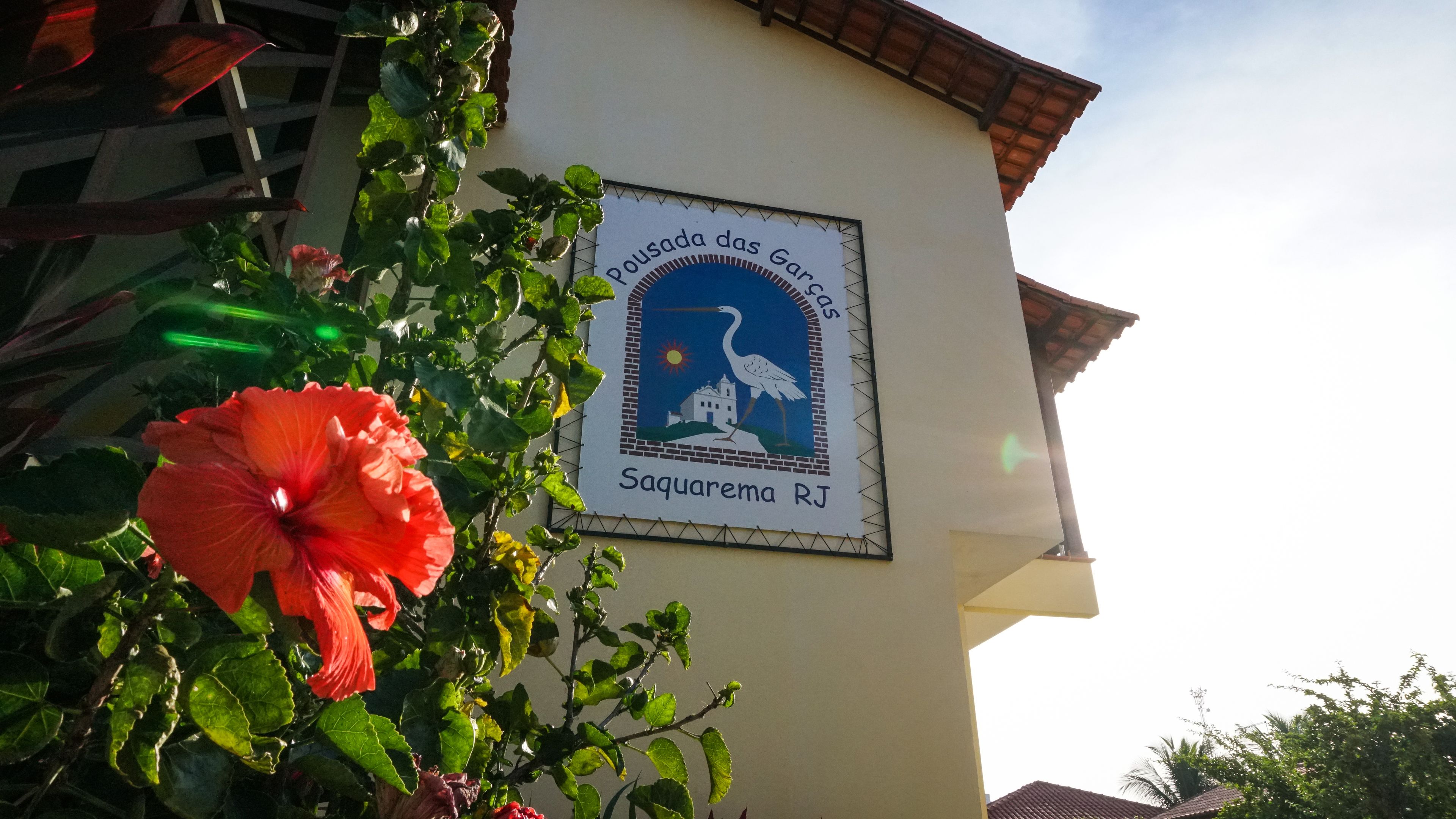 A building with a sign reading "Pousada das Garças" and "Saquerema RJ".