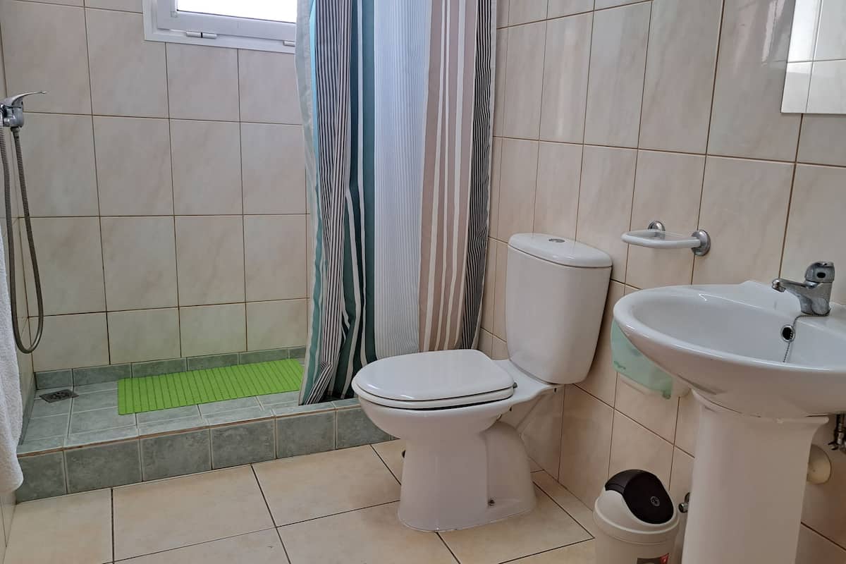 Dormitorio condiviso Gallery, dormitorio misto | Bagno | Doccia
