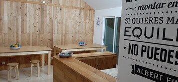 Frigorífico grande, microondas, placa de cocina y utensilios de cocina