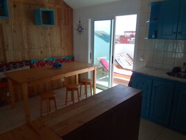 Frigorífico grande, microondas, placa de cocina y utensilios de cocina