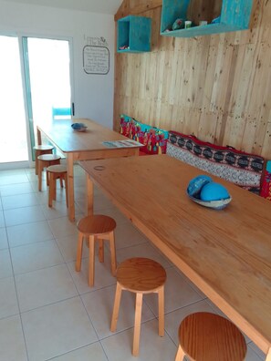 Refrigerador con congelador, microondas y parrilla de estufa 