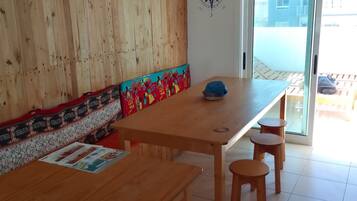 Grand réfrigérateur, micro-ondes, plaque de cuisson