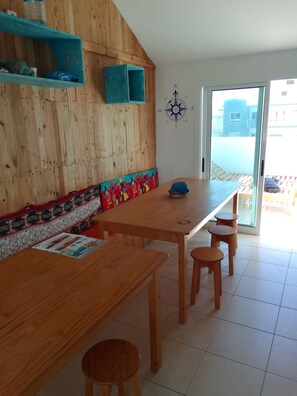 Refrigerador con congelador, microondas y parrilla de estufa 