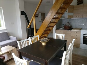 Appartement, vue sur la montagne | Repas dans la chambre