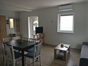 تناول الطعام داخل الغ�رفة