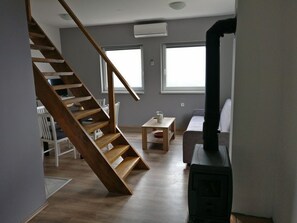Appartement, vue sur la montagne | Aire de séjour | Téléviseur à écran plat