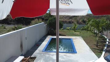 Outdoor pool, pool umbrellas, sun loungers