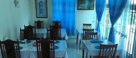 Breakfast, lunch, dinner served; local and international cuisine