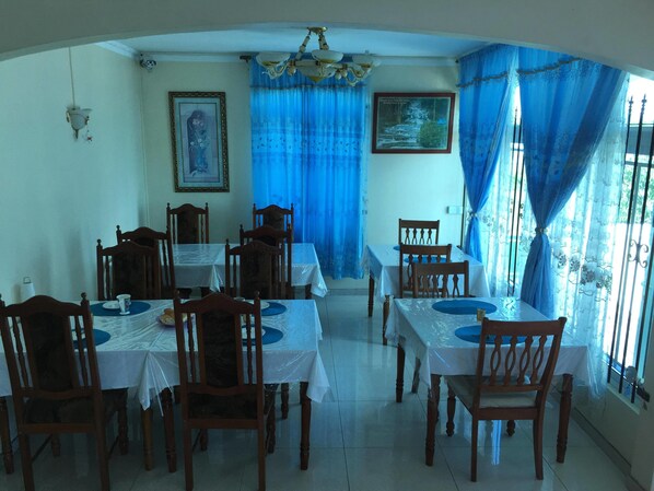Se sirven desayunos, comidas, cenas y cocina local e internacional 