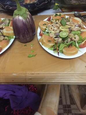 Se sirven desayunos, comidas, cenas y cocina local e internacional 