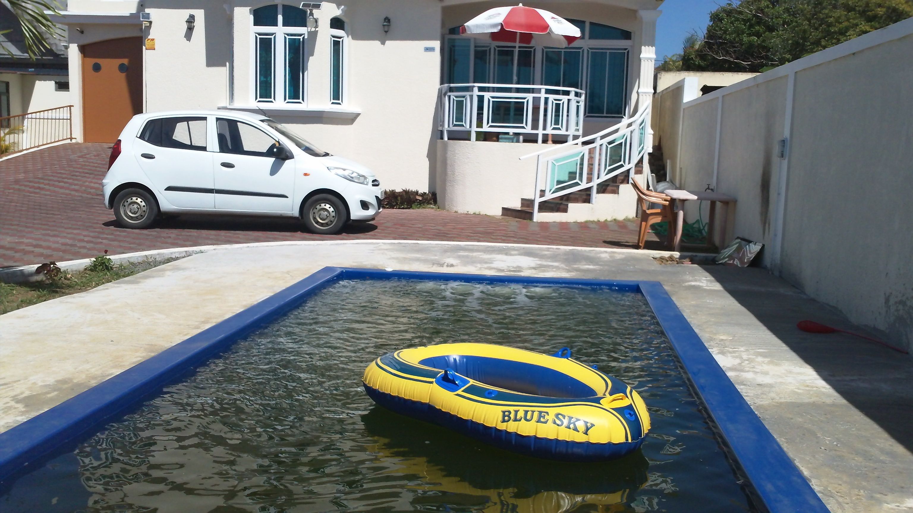 Hồ bơi ngoài trời, dù/ô trên bãi biển/hồ bơi, ghế dài tắm nắng 