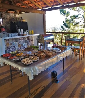Breakfast buffet - Pousada Farol da Serra (Nova Lima)