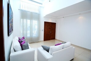 Exclusive House, 3 Bedrooms, Pool Access, Courtyard Area | Living room