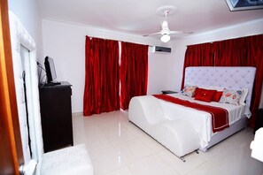 Exclusive House, 3 Bedrooms, Pool Access, Courtyard Area