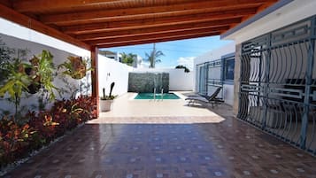 Nhà Exclusive, 3 phòng ngủ, có thể sử dụng hồ bơi, khu vực sân vườn | Hiên