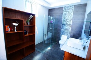 Exclusive House, 3 Bedrooms, Pool Access, Courtyard Area | Bilik Mandi | Pancuran mandi, hulu semburan mandi hujan, tuala disediakan 