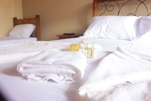 Quarto triplo, várias camas, para não fumantes, vista para a montanha | Roupas de cama premium, frigobar, Wi-Fi de cortesia, roupa de cama