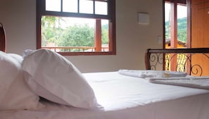 Quarto quádruplo, várias camas, para não fumantes, vista para a montanha | Roupas de cama premium, frigobar, Wi-Fi de cortesia, roupa de cama