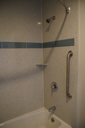 Deluxe kamer, 1 kingsize bed, niet-roken | Badkamer | Gratis toiletartikelen, een haardroger, handdoeken