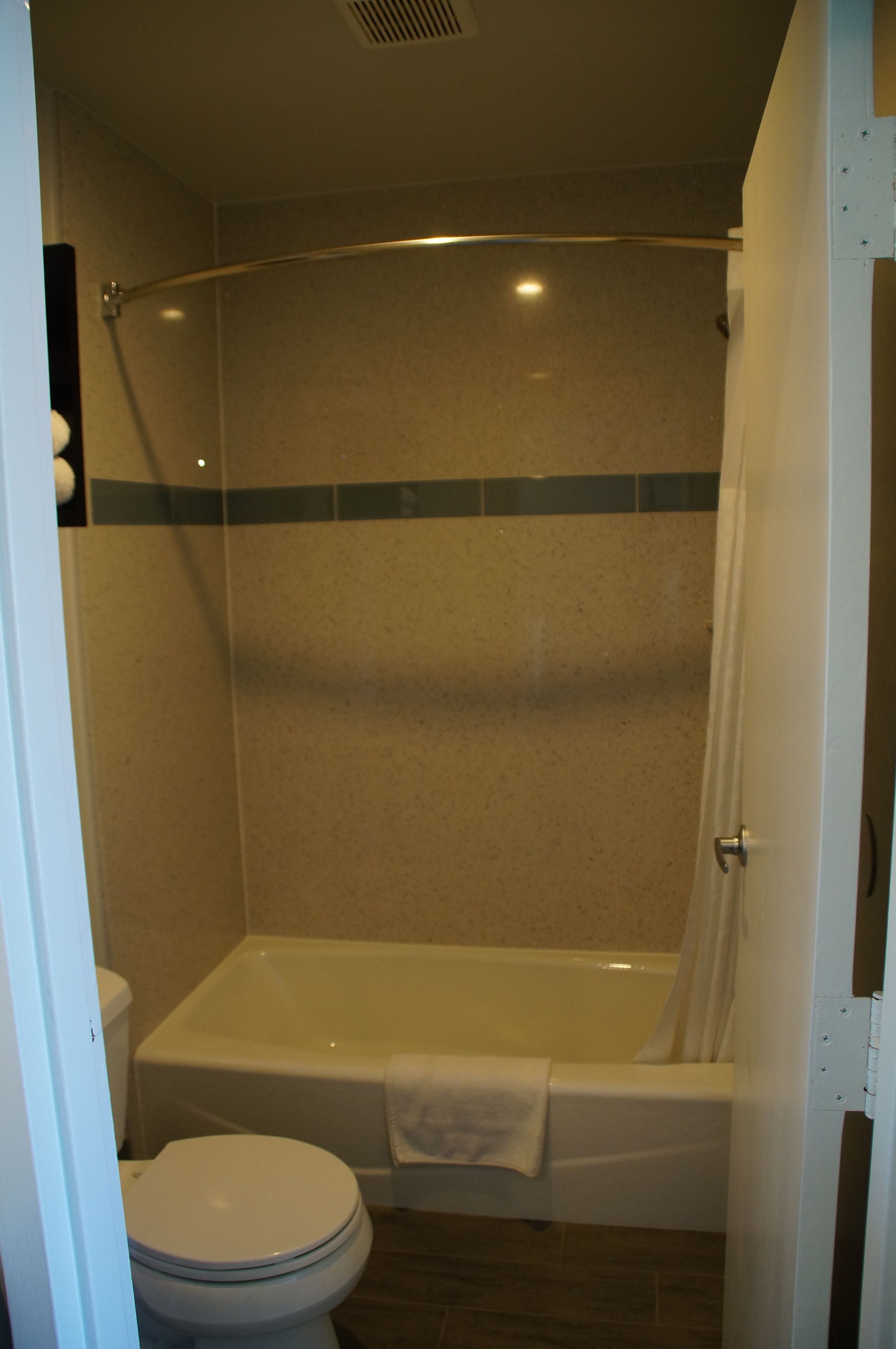 deluxe room, 1 king bed, non smoking | bathroom | free toiletries, hair dryer, towels