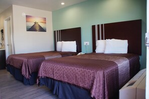 Pillowtop beds, desk, laptop workspace, iron/ironing board - Beach Inn Motel (Long Beach)