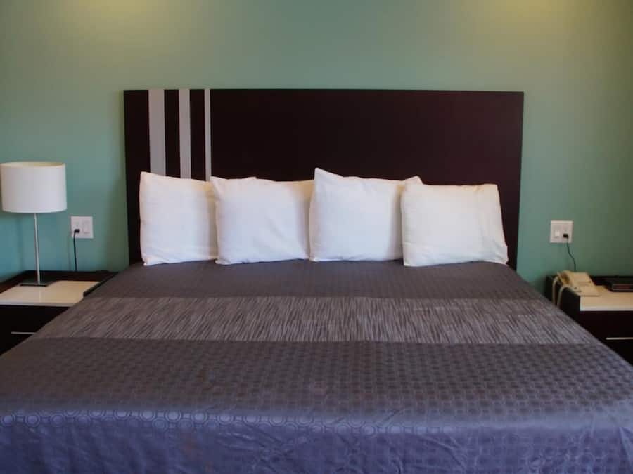 Bäddmadrasser, skrivbord, arbetsyta för laptop och strykjärn/strykbräda