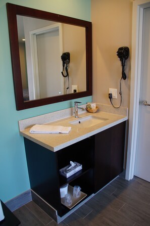 Camera Deluxe, 1 letto king, non fumatori | Bagno | Set di cortesia gratuito, asciugacapelli, asciugamani