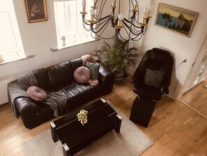 Family Apartment, 2 Queen Beds, Non Smoking | Living area