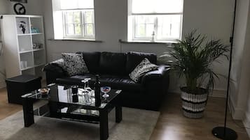 Family Apartment, 2 Queen Beds, Non Smoking | Living room | Flat-screen TV, Netflix