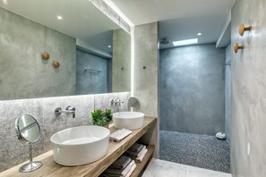 Sea View 4 Bedroom Villa Outdoor Hot Tub | M Three | Bathroom | Designer toiletries, hair dryer, bathrobes, slippers - M Mykonos Villas (Mykonos)