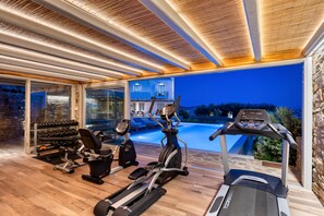Five-Bedroom Villa with Private Heated Pool and Gym - Sea View | M Four | Treningsfasiliteter på rommet