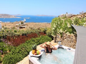 Outdoor spa tub - M Mykonos Villas (Mykonos)