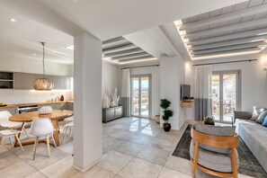 Villa de lujo, 4 habitaciones, vistas al mar (M Three) | Zona de estar | Una televisión de pantalla plana, un iPad, Netflix