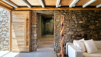 Four-Bedroom Villa with Private Pool and Gym - Sea View | M One | Ylelliset vuodevaatteet, tallelokero huoneessa