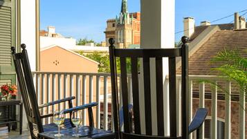 Luxe tweepersoonskamer, 1 queensize bed, balkon, uitzicht op de binnenplaats | Balkon