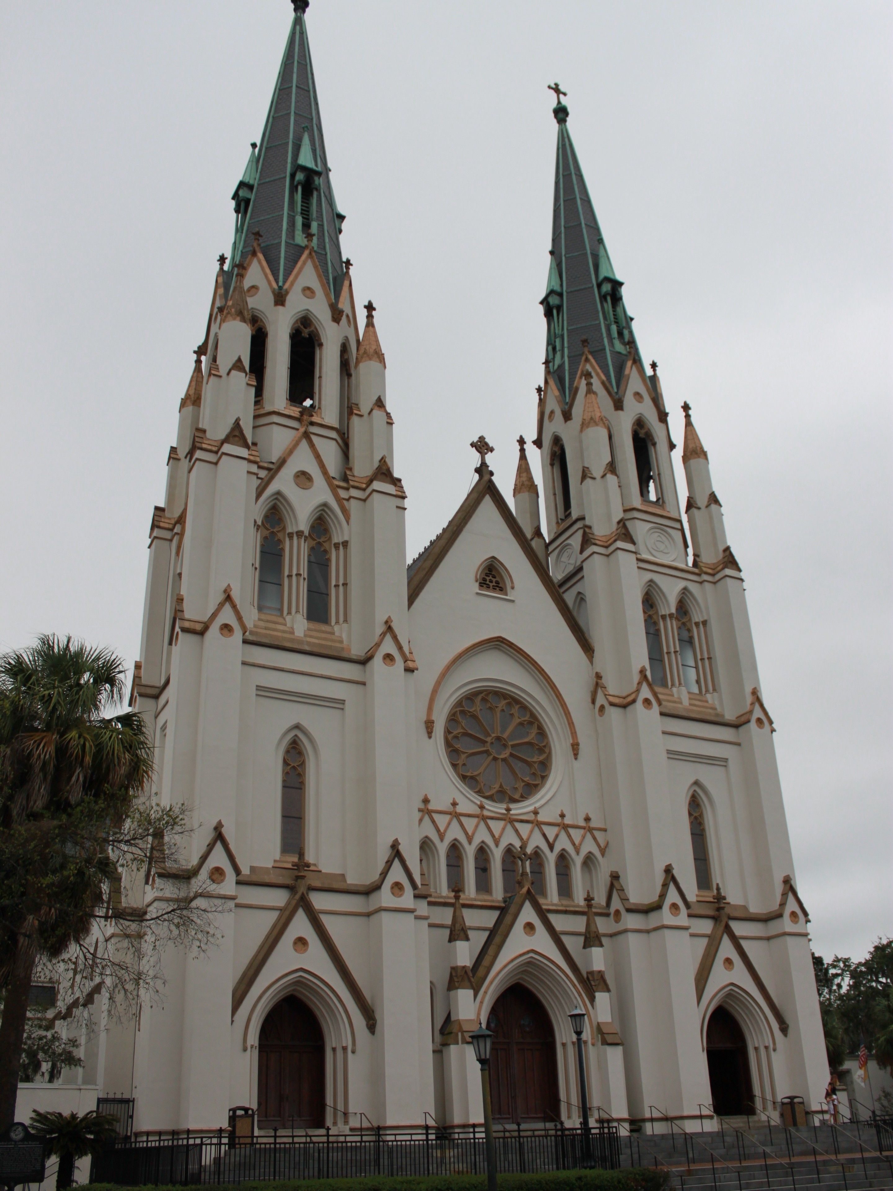 Une grande église dotée de deux hautes flèches et d’une vaste fenêtre circulaire.