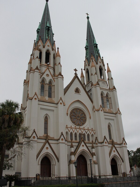 Une grande église dotée de deux hautes flèches et d’une vaste fenêtre circulaire.