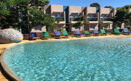 Una piscina al aire libre