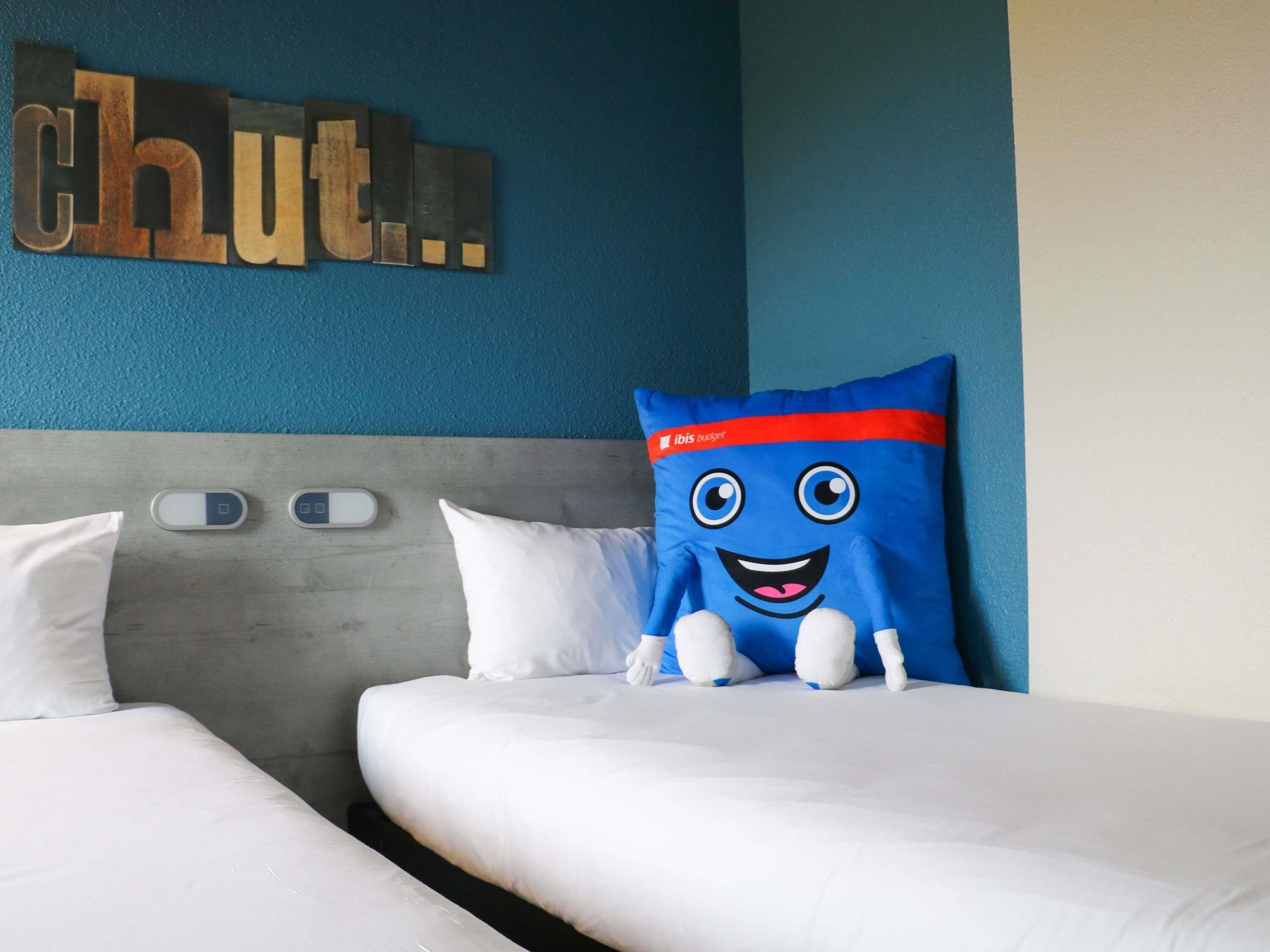 Twin Room, 2 Single Beds | Desk, soundproofing, free WiFi, bed sheets