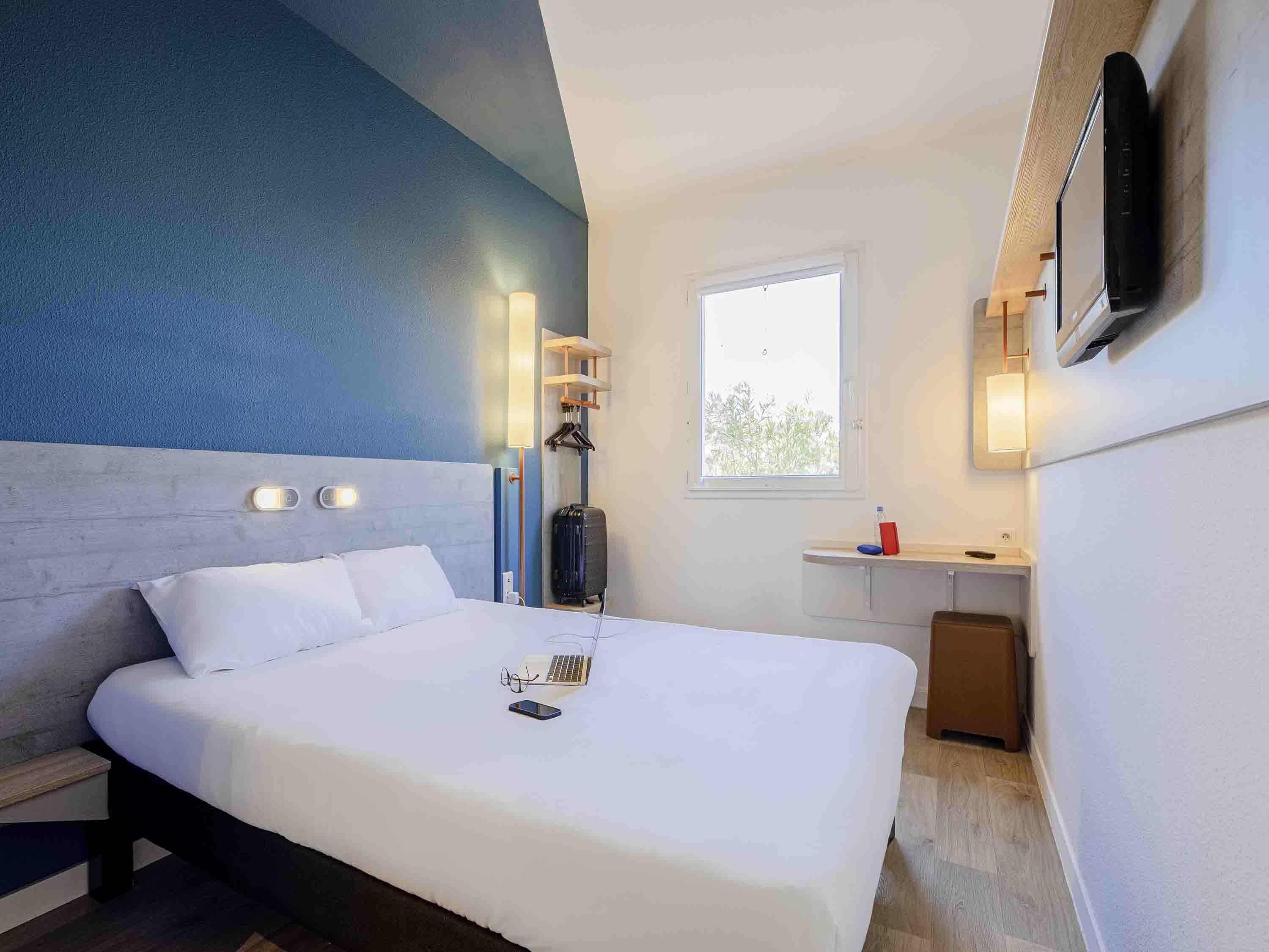 Standard Room, 1 Double Bed, Accessible | Desk, soundproofing, free WiFi, bed sheets
