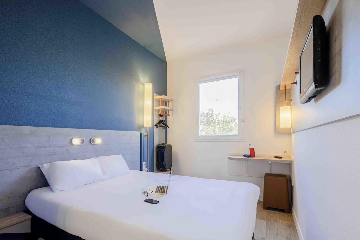 Standard Room, 1 Double Bed, Accessible | Desk, soundproofing, free WiFi, bed sheets