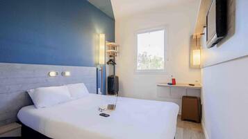Chambre Standard, 1 lit double, accessible aux personnes à mobilité réduite | Bureau, chambres insonorisées, Wi-Fi gratuit, draps fournis