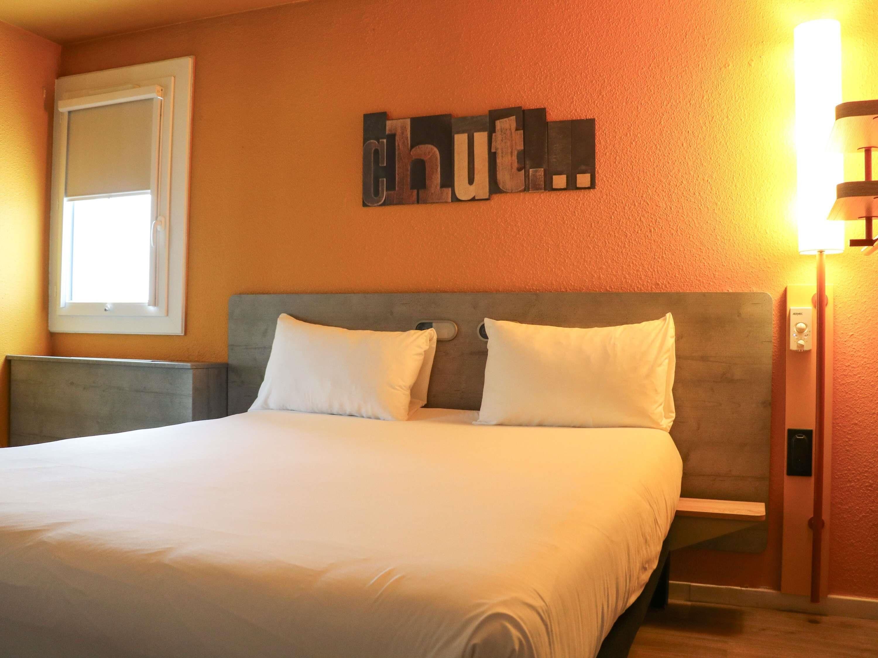 Standard Room, 1 Double Bed, Accessible | Desk, soundproofing, free WiFi, bed sheets