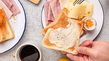 Petit déjeuner buffet (8.50 EUR par personne)