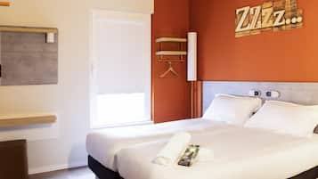 Escritorio, sistema de insonorización, wifi gratis y ropa de cama