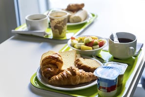 Sarapan prasmanan setiap hari (EUR 8.50 per orang)