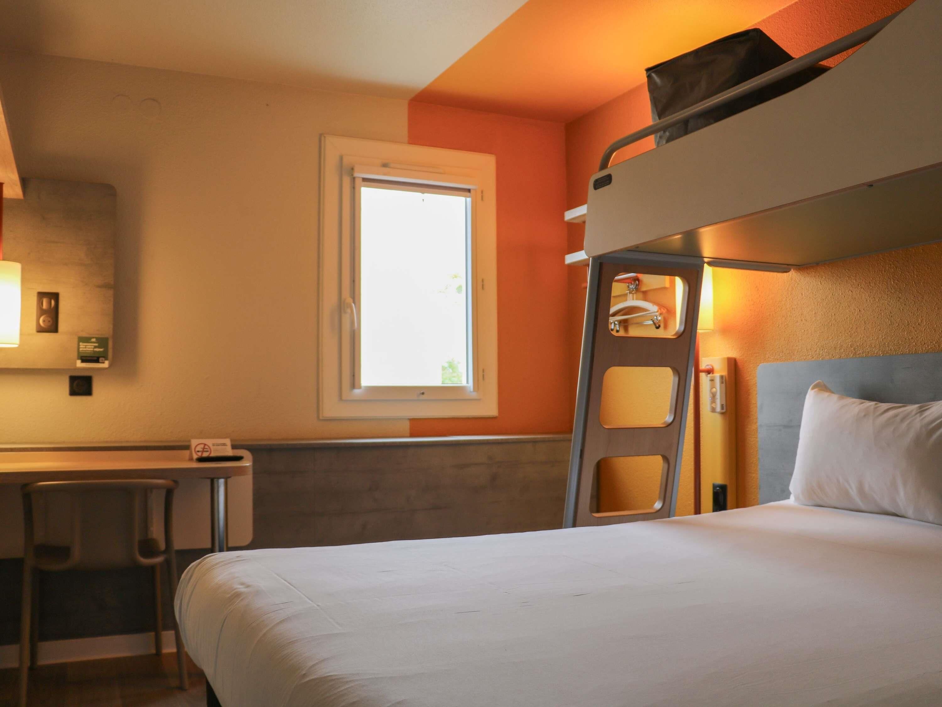 Desk, soundproofing, free WiFi, bed sheets