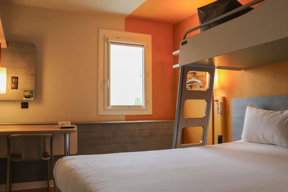 Desk, soundproofing, free WiFi, bed sheets
