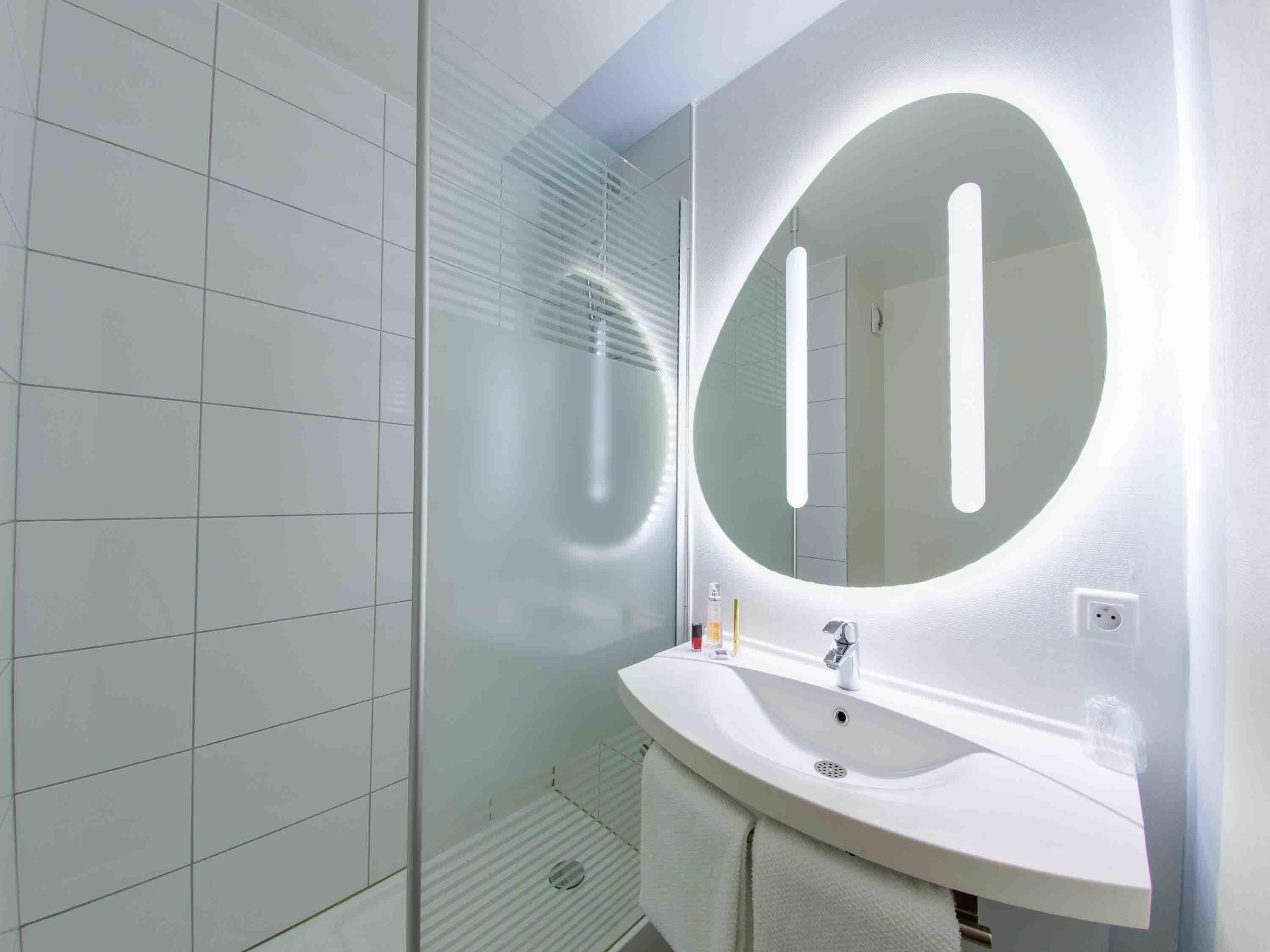 Habitación con 2 camas individuales, 2 camas individuales | Escritorio, insonorización, wifi gratis y ropa de cama 