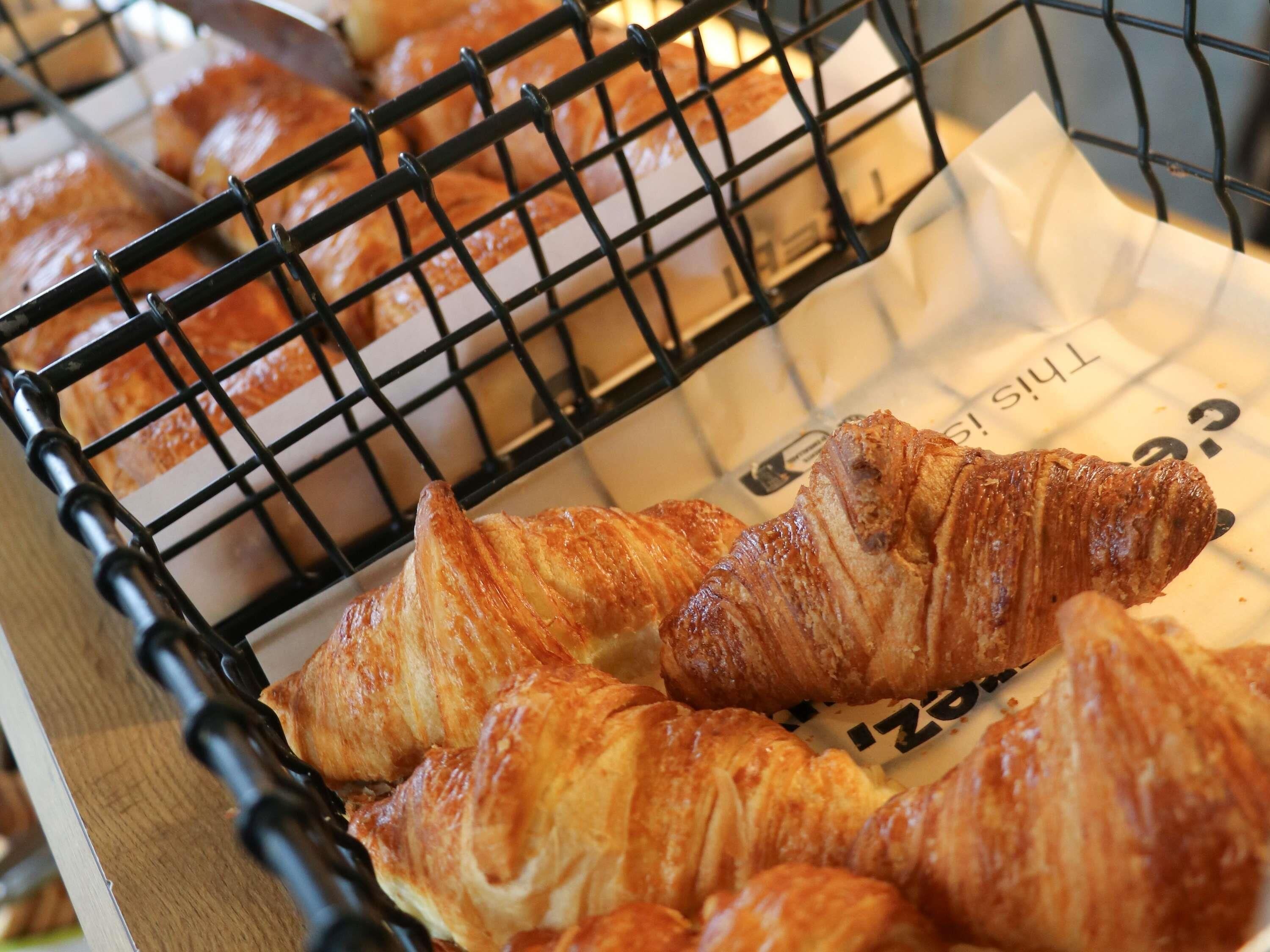 Ein Metallregal mit Croissants.